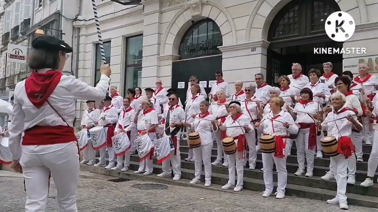 Fêtes de Bayonne 2022 : la tamborrada Erro Bat fait une halte musicale place Pasteur