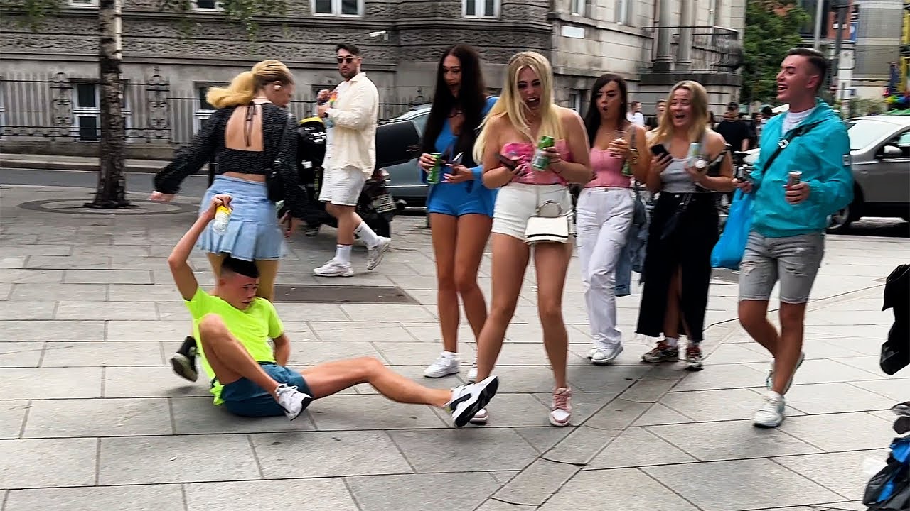 the craziest reaction ever ever. trashman prank