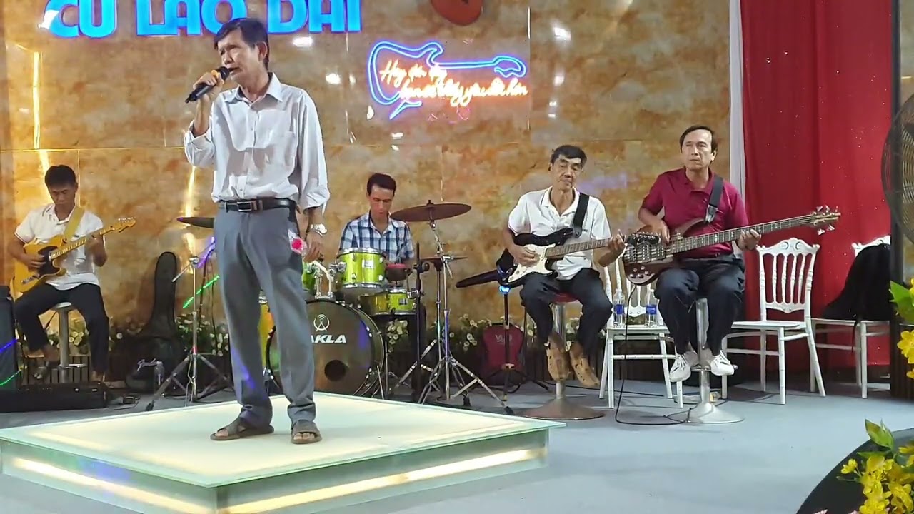 Trường cũ tình xưa