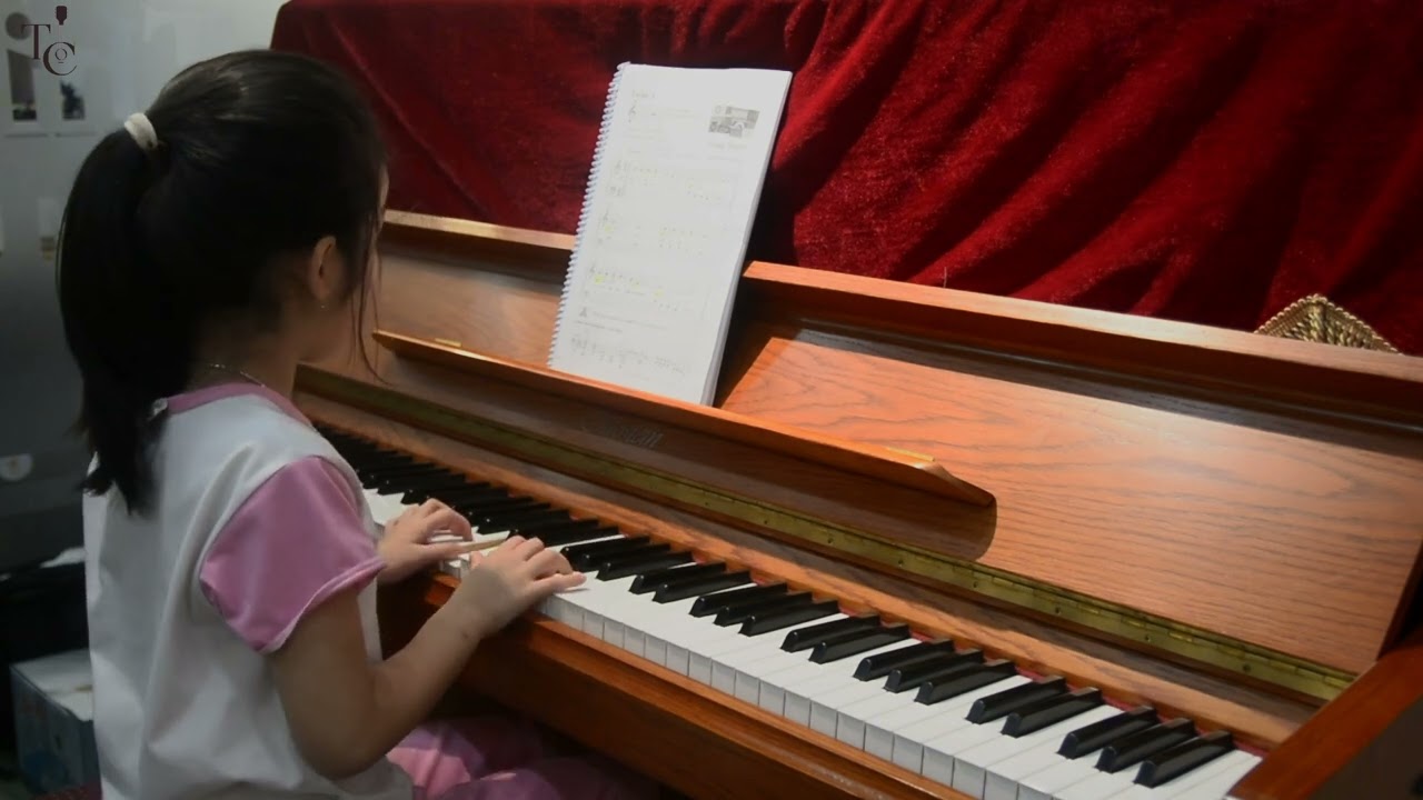 🎹 Những ngón tay nhỏ trên phím đàn đầu tiên