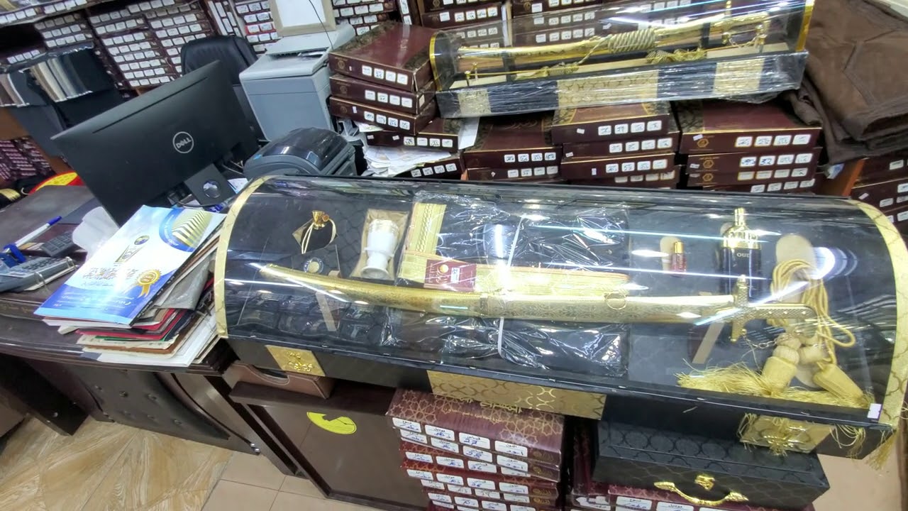 سوق المشالح والبشوت والفروات بالقرب من المسجد النبوي الشريف