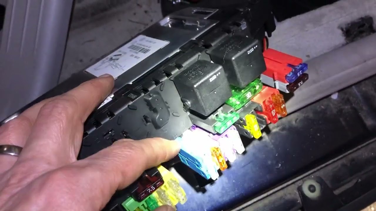 Mercedes SL R230 Removal of interior SAM Unit A0265453432