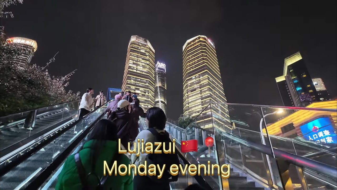 🇨🇳 เดินถ่ายรูปย่าน ￼Lujiazui Shanghai on Monday evening #travel #เซี่ยงไฮ้ #lujiazui 