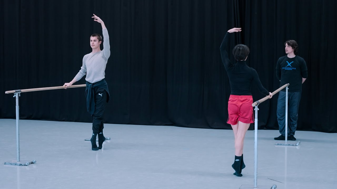 Workout: Ballett-Training mit Tänzer*innen Lilit & Louis