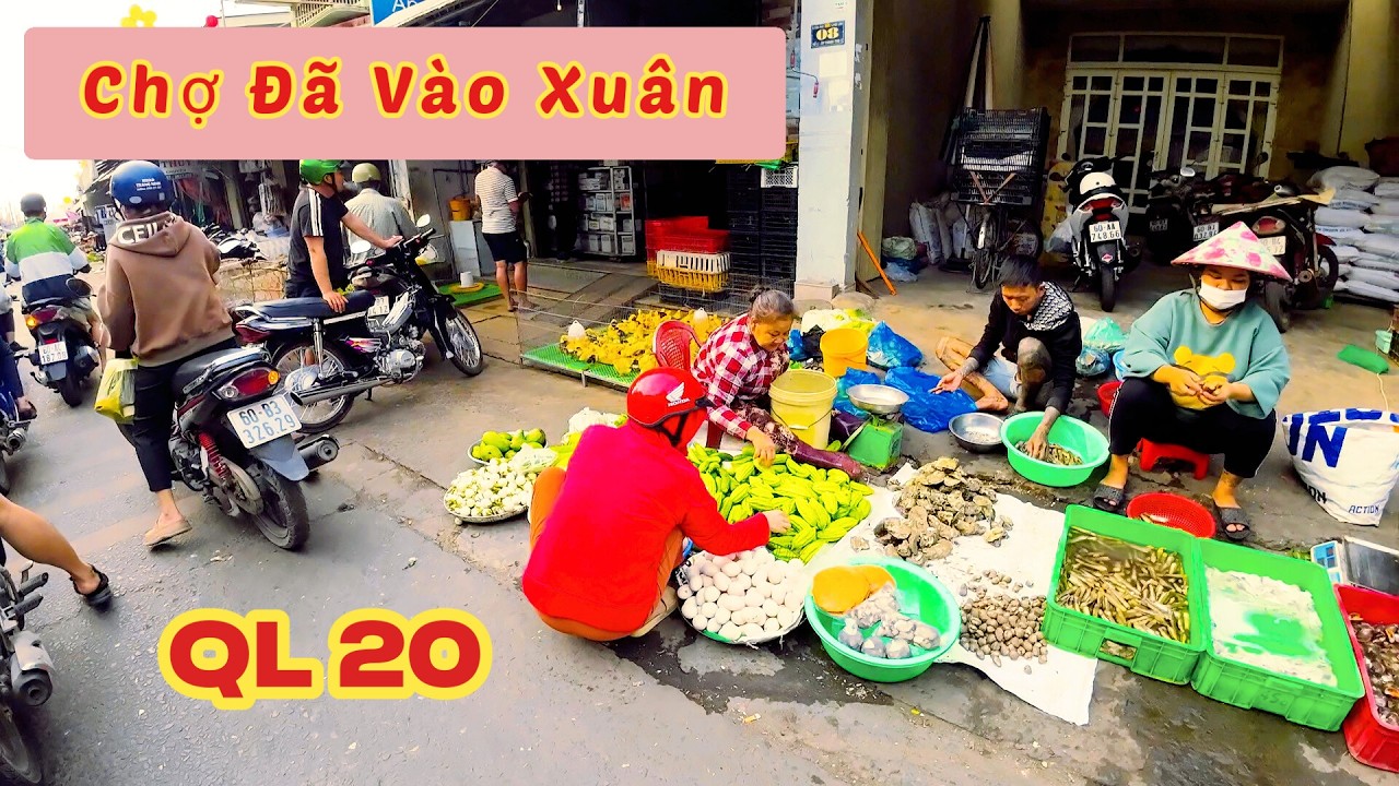 Chợ đã vào xuân thời tiết se lạnh