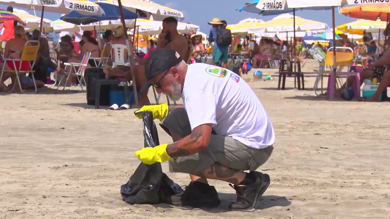 Popula&ccedil;&atilde;o participa do primeiro mutir&atilde;o de limpeza da praia de 2023