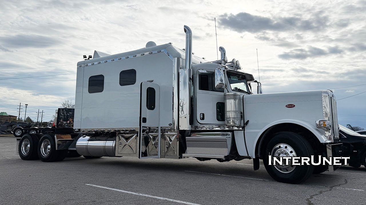 Ultra Cab Peterbilt 389 Long Haul SEMI with 156 in Sleeper