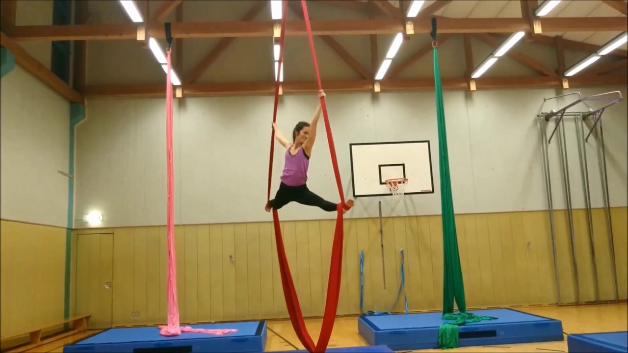 Vertikaltuch-Akrobatik im Hochschulsport