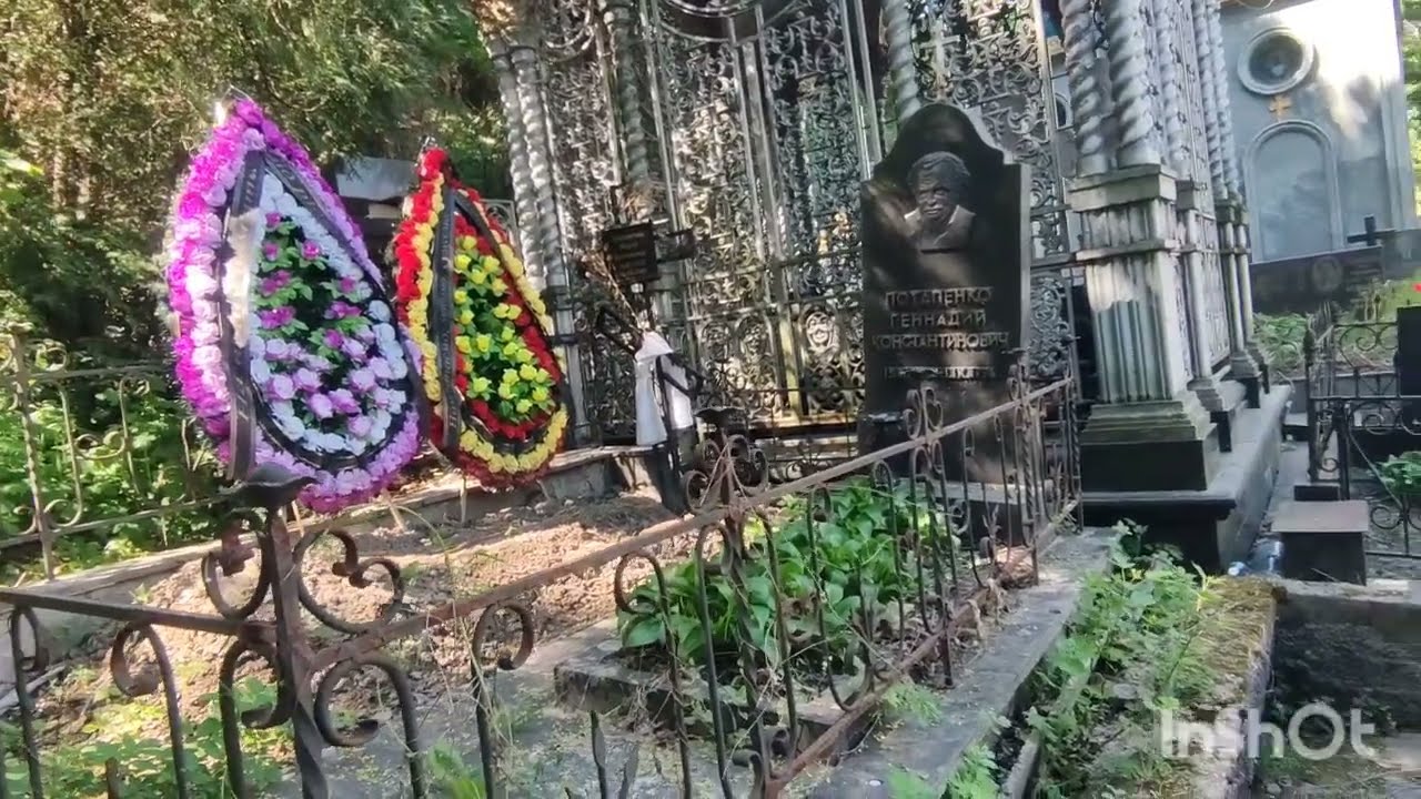 Київ #Звіринецьке кладовище. Склеп сім'ї Порошенко .