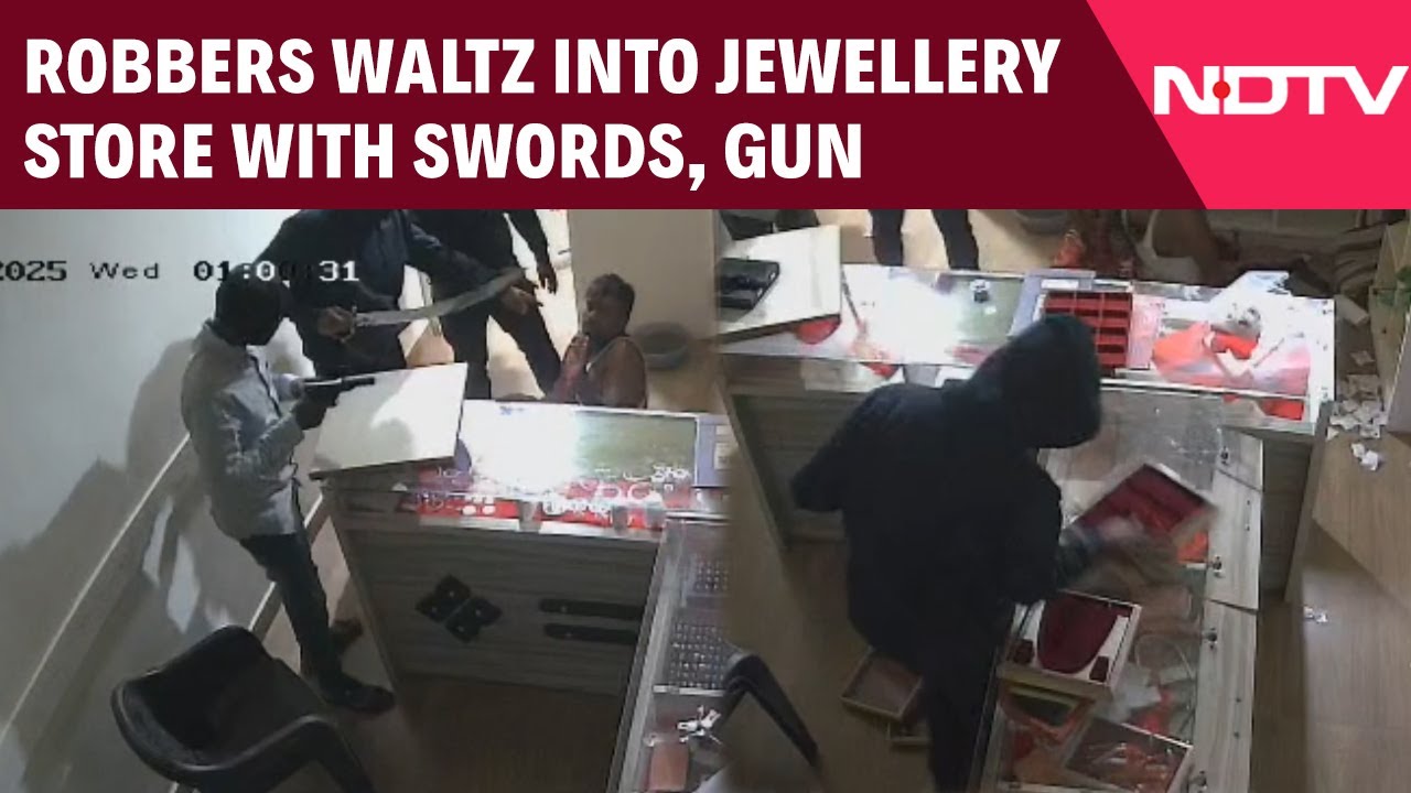Robbers Waltz Into Jewellery Store With Swords, Gun, Pick It Clean