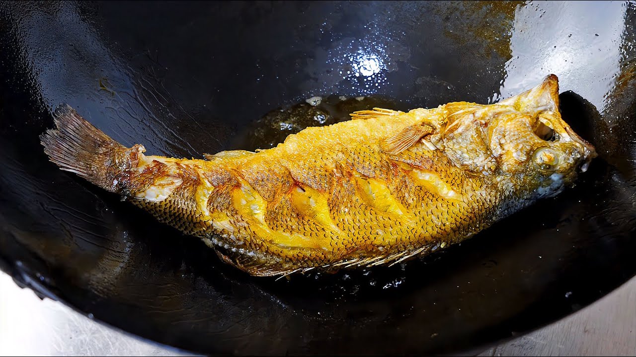 無論煎什麼魚，記得不要直接下鍋，多加這一步，不沾鍋也不破皮 This method of braised fish is nutritious, delicious and simple
