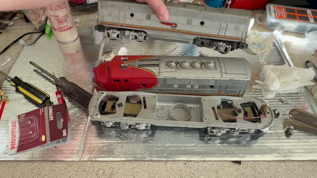 Проводится техническое обслуживание макетов локомотивов Lionel ATSF 2343 типов B и A!