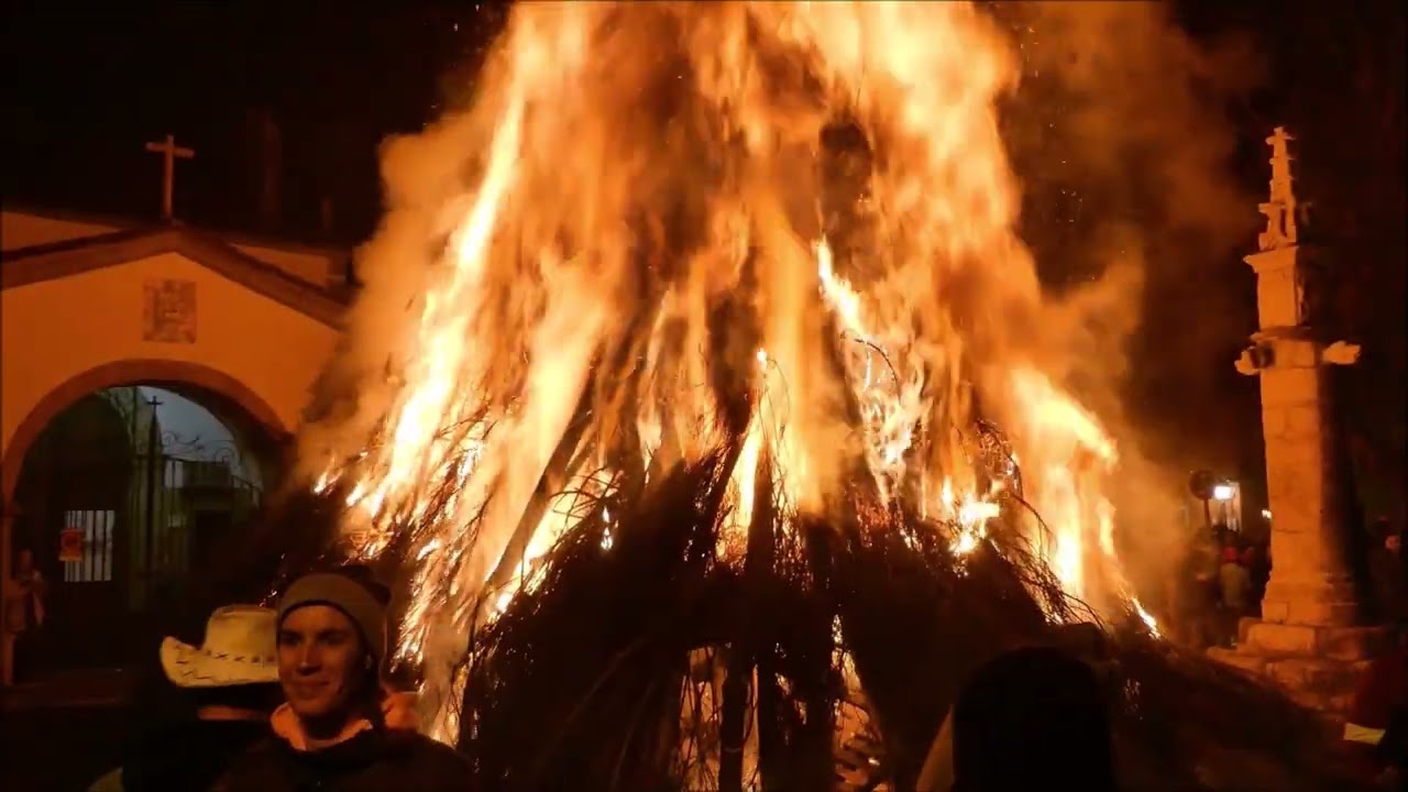 En LOS ESCOBAZOS 2022 de Jarandilla de la Vera, el momento cumbre es la PROCESIÓN DEL ESTANDARTE