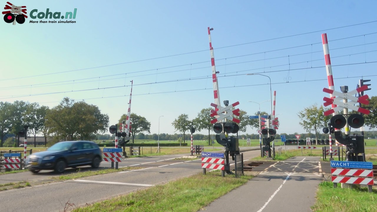 Spoorwegovergang Hooghalen 😍4K😍 // Dutch railroad crossing
