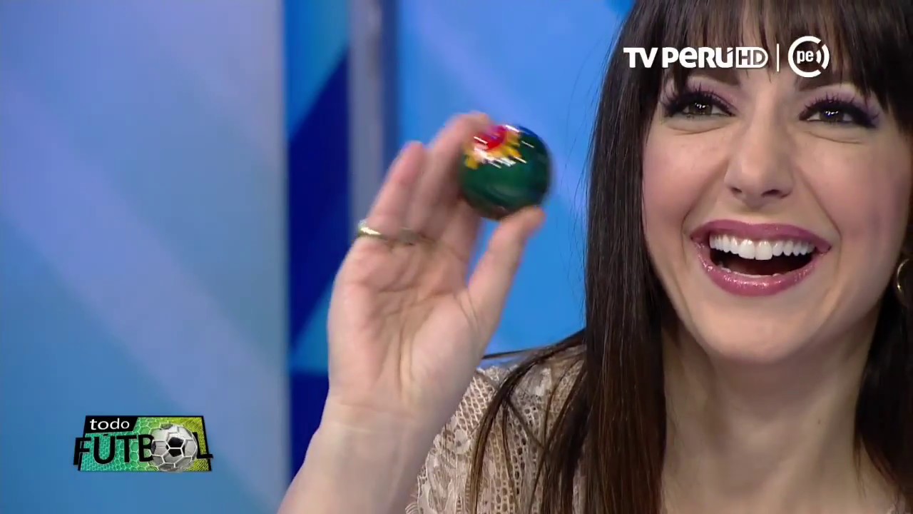 TODO FUTBOL Elejalder Godos le regala unas Bolas a Carolina Salvatore