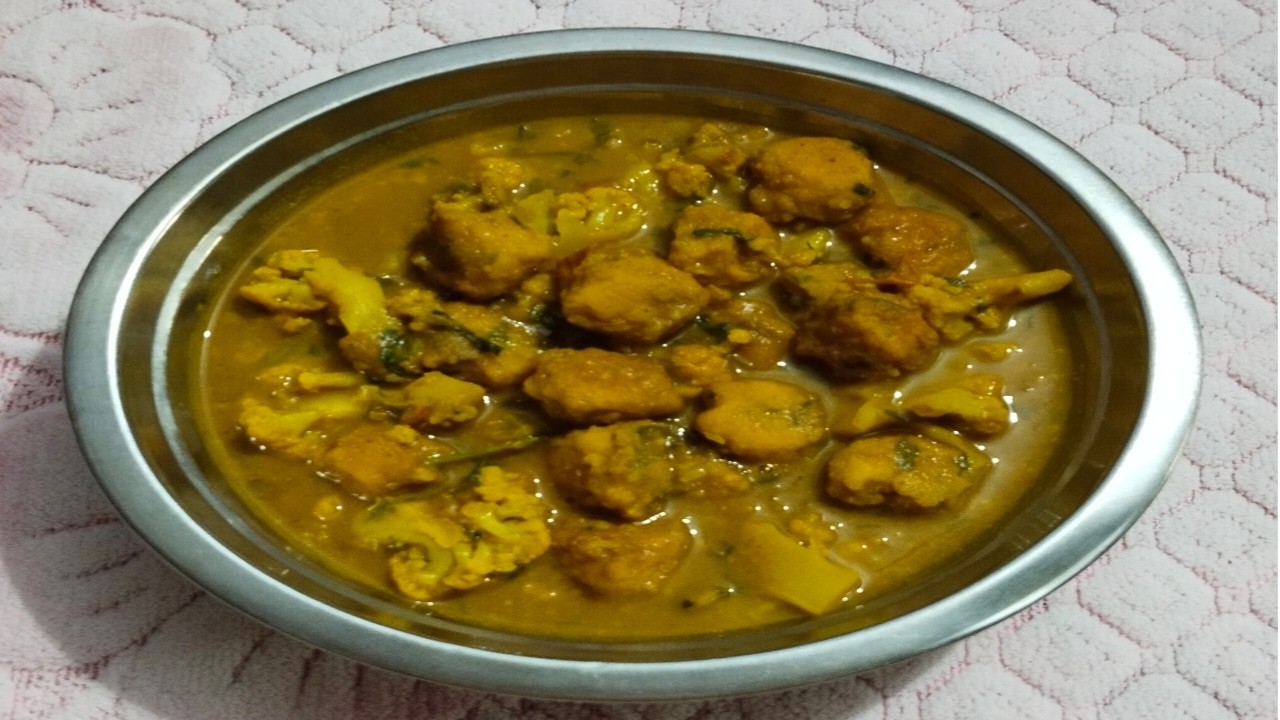 मूंग दाल के पकोडे और फूलगोभी की रस्से वाली सब्जी || Moong dal ke pakode aur fulgobhi ki recipe 😋😋😋
