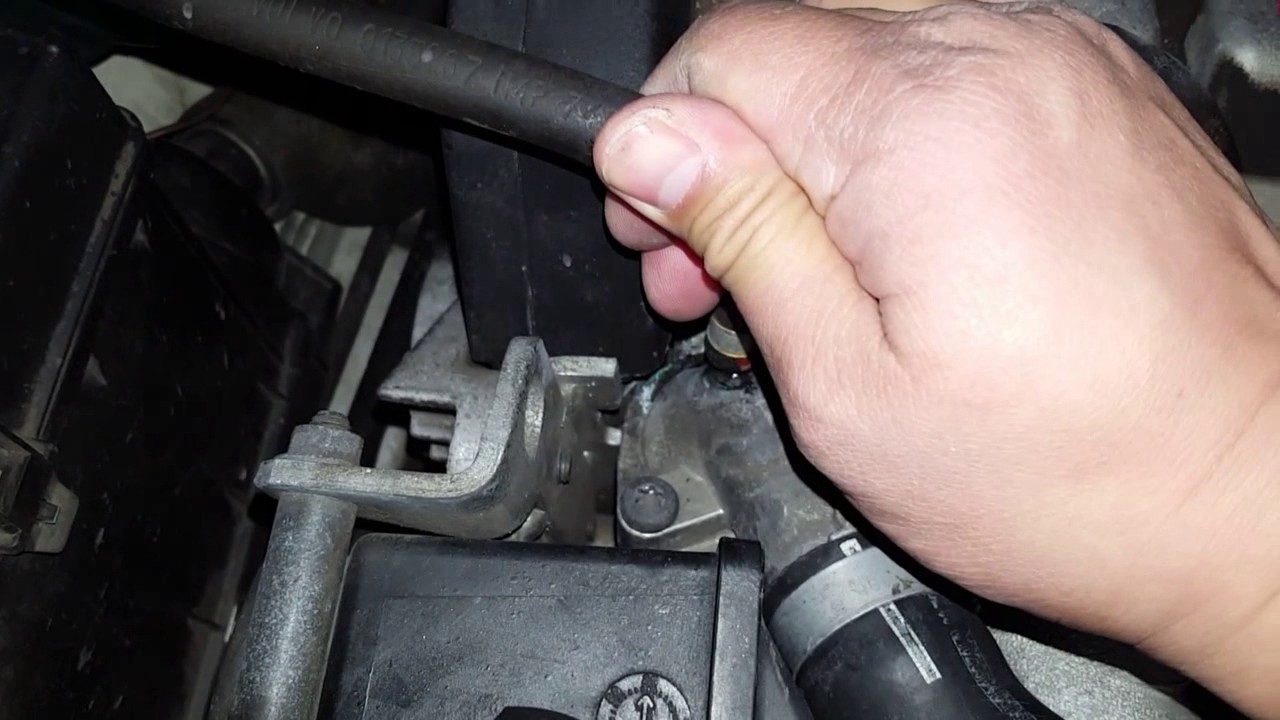 1996 Volvo 850: Replacing the coolant expansion tank return hose (upper)