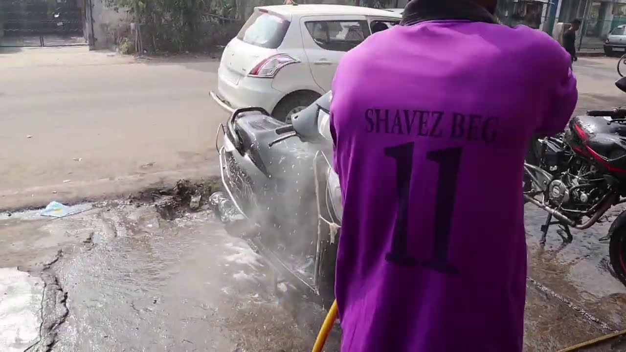 TERNYATA BEGINI CUCI MOTOR DI INDIA