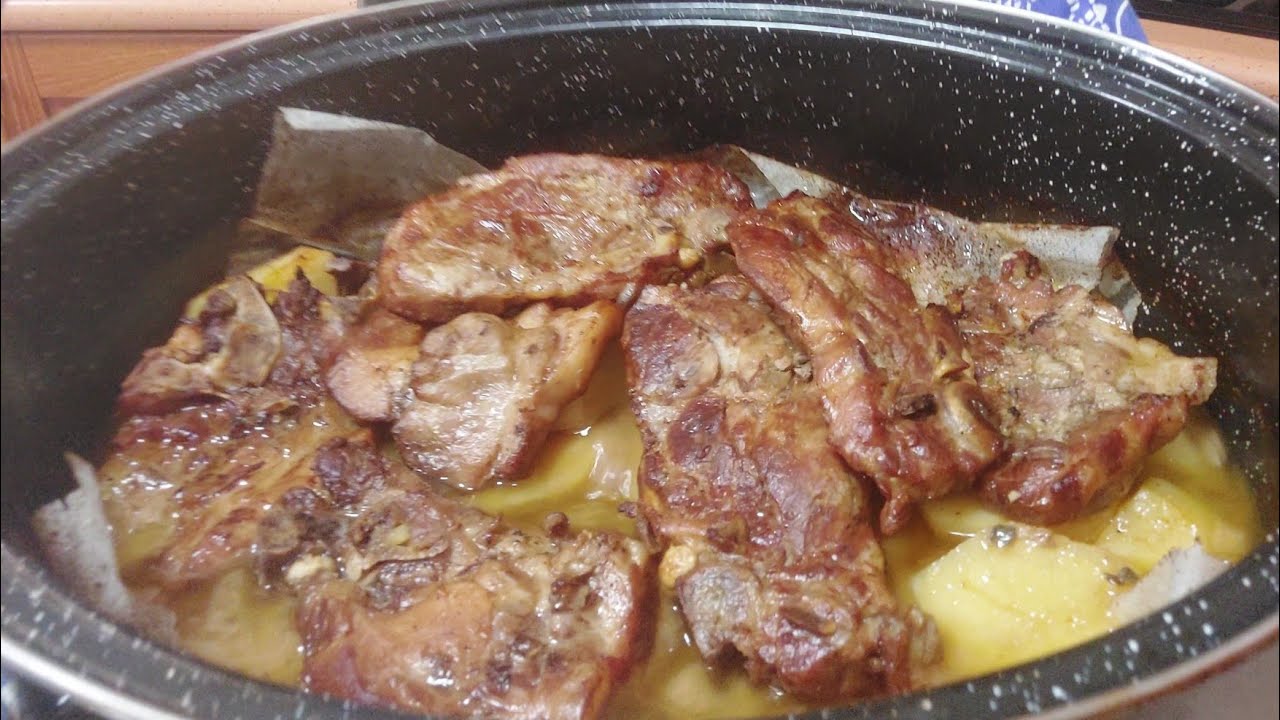 Χοιρινές μπριζόλες με πατάτες στην γάστρα 👌Pork Chops with potatoes in the oven