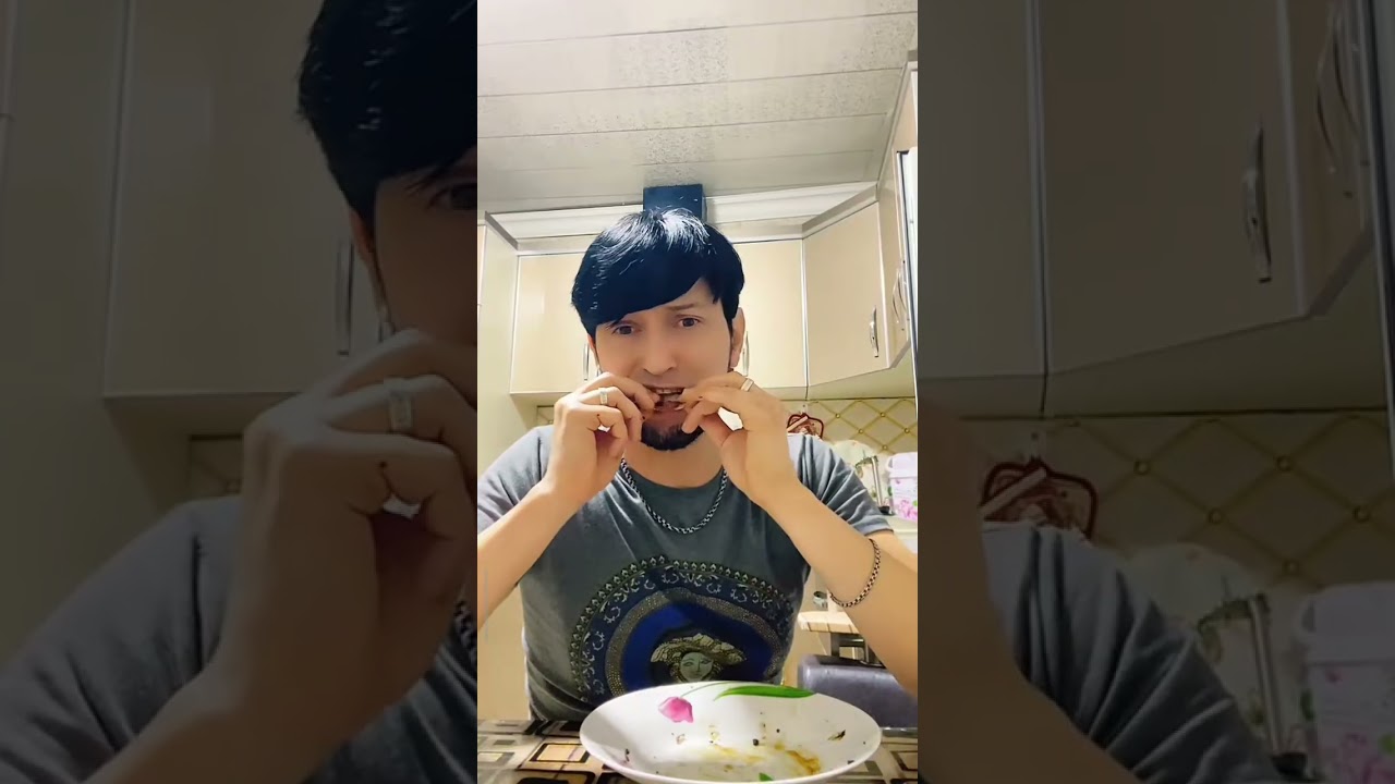 MƏFTUN YEMEK YEYEREK SÖHBƏT EDİR 