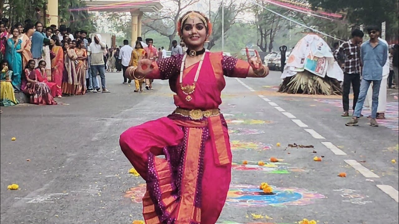 Happy Pongal 🐓🌽ll #trending#dance#kuchipudi#telugu#viral#dancecover#trend#tharanisisters#dancetrend 