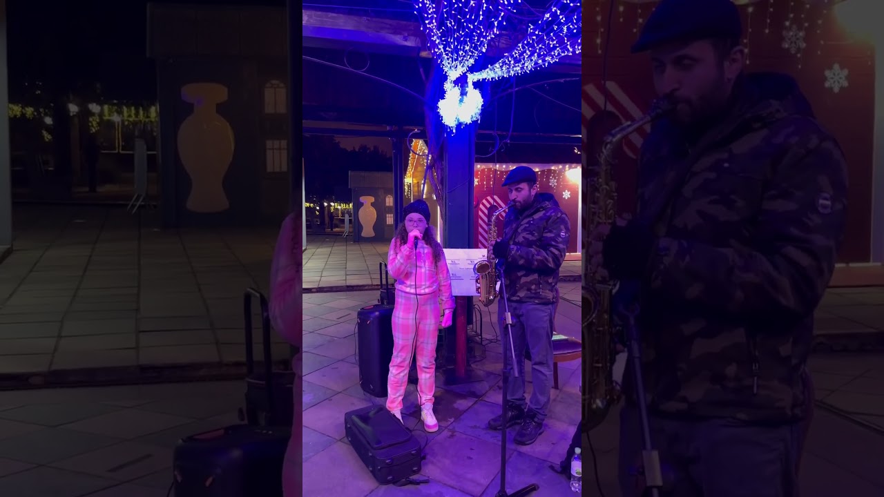 Gabizinha louvando na rua coberta 