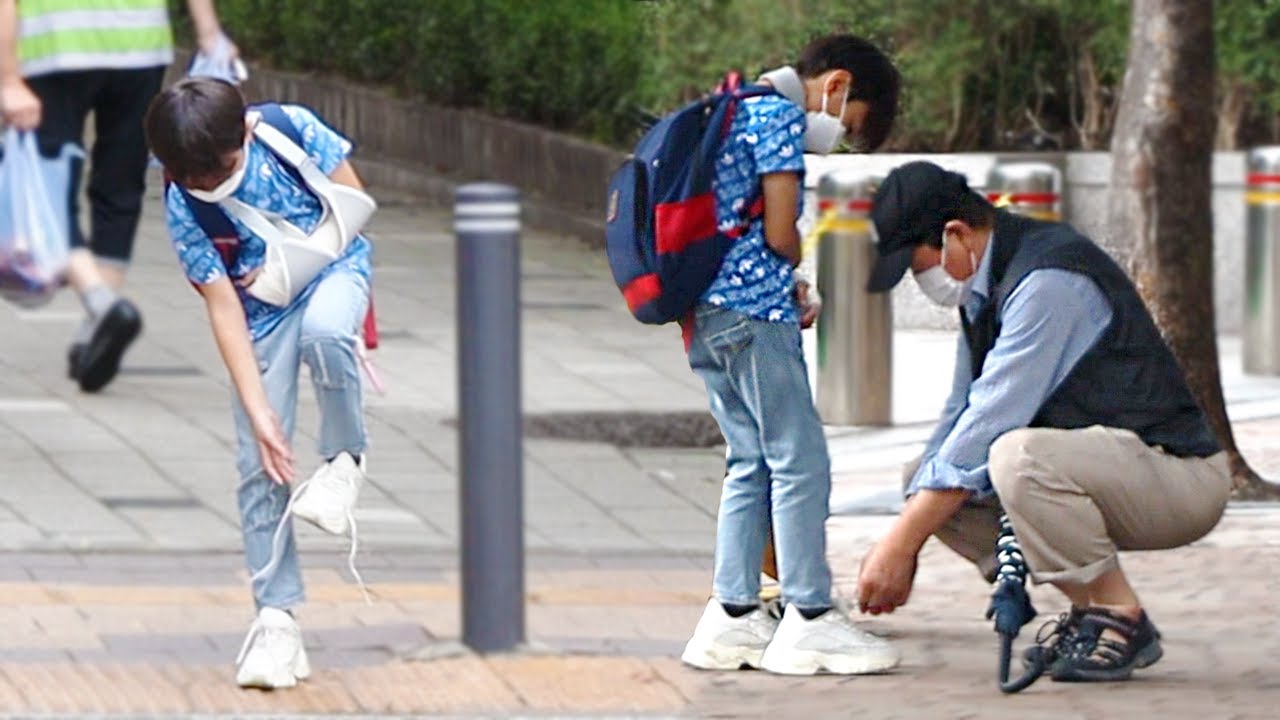 ENG) 팔을 다친 아이가 신발 끈을 못 묶고 있다면? What if a kid with an arm injury can't tie his shoelaces? 사회실험