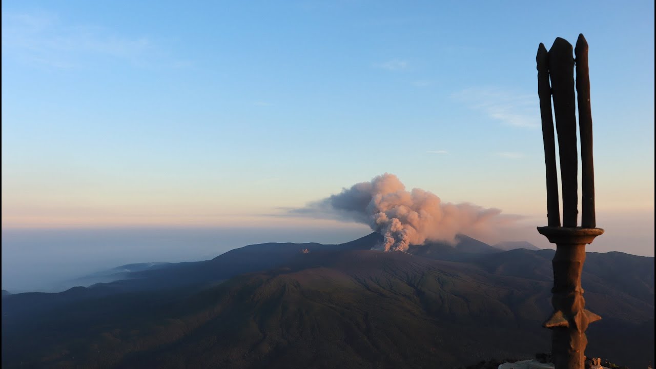 【令和七年】２０２５年７月２日 霧島山系 霊峰『高千穂峰』山頂からの朝方の活火山『新燃岳』噴煙の風景