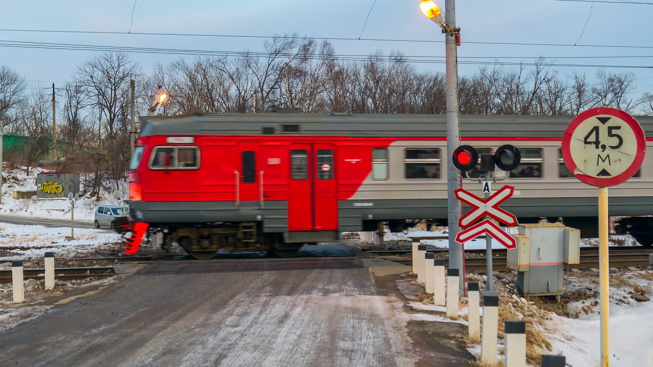 Railway. Railway Crossing. Commuter EMU train  / Жд переезд на Транссибе. Пригородная электричка