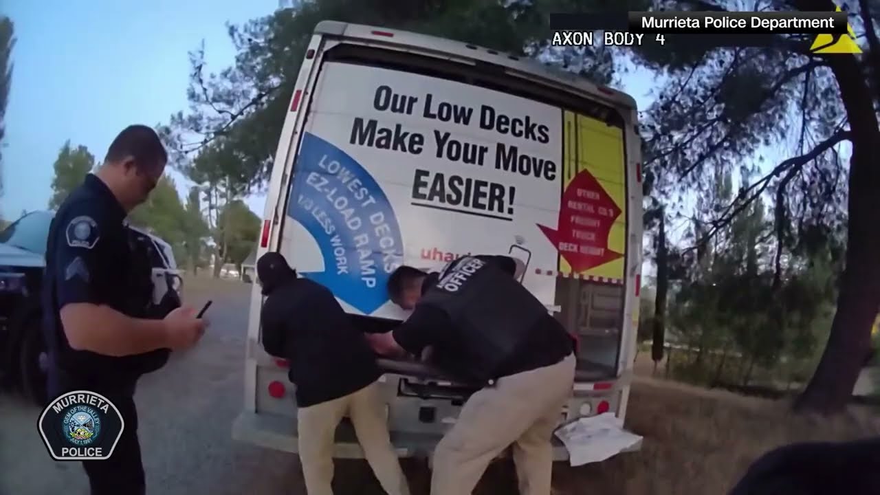 Полиция Калифорнии спасла 33 собаки, брошенных в фургоне U-Haul и внедорожнике.