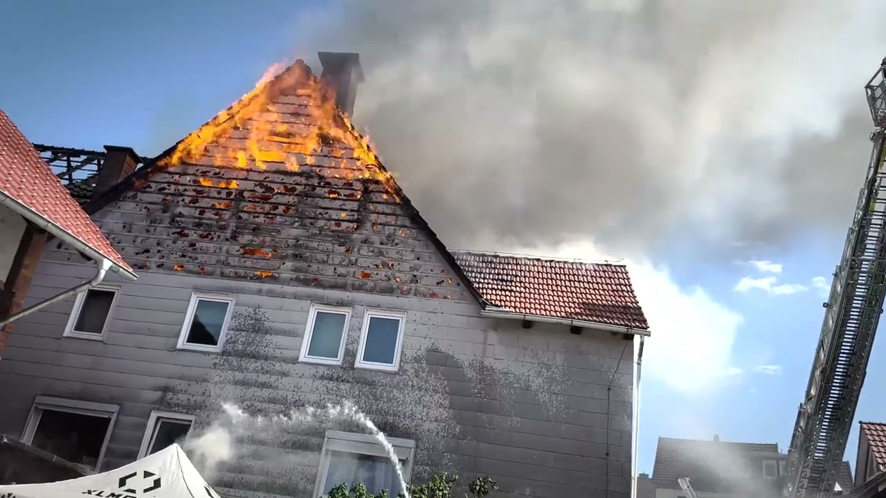 Großbrand: Mehrere Wohnhäuser stehen in Sohlingen nahe Uslar in Flammen