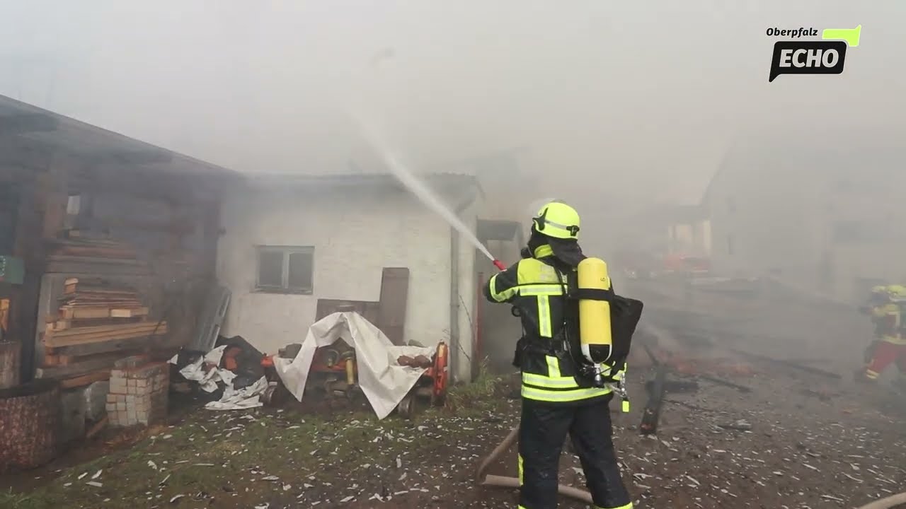 Mehrere Feuerwehren kämpfen in Neustadt an der Waldnaab bei einem Großbrand gegen die Flammen an.