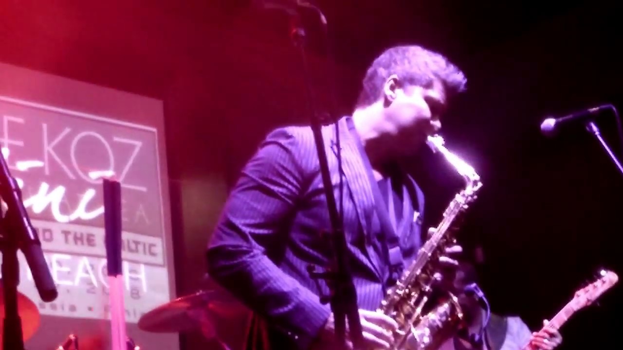 Michael Lington performs Everything Must Change live at Spaghettini