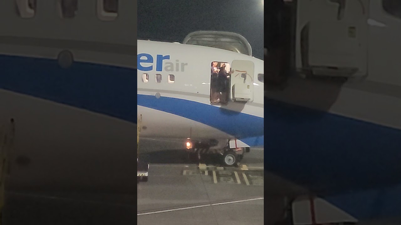 Stewardess Receives Help Closing Airplane&rsquo;s Door