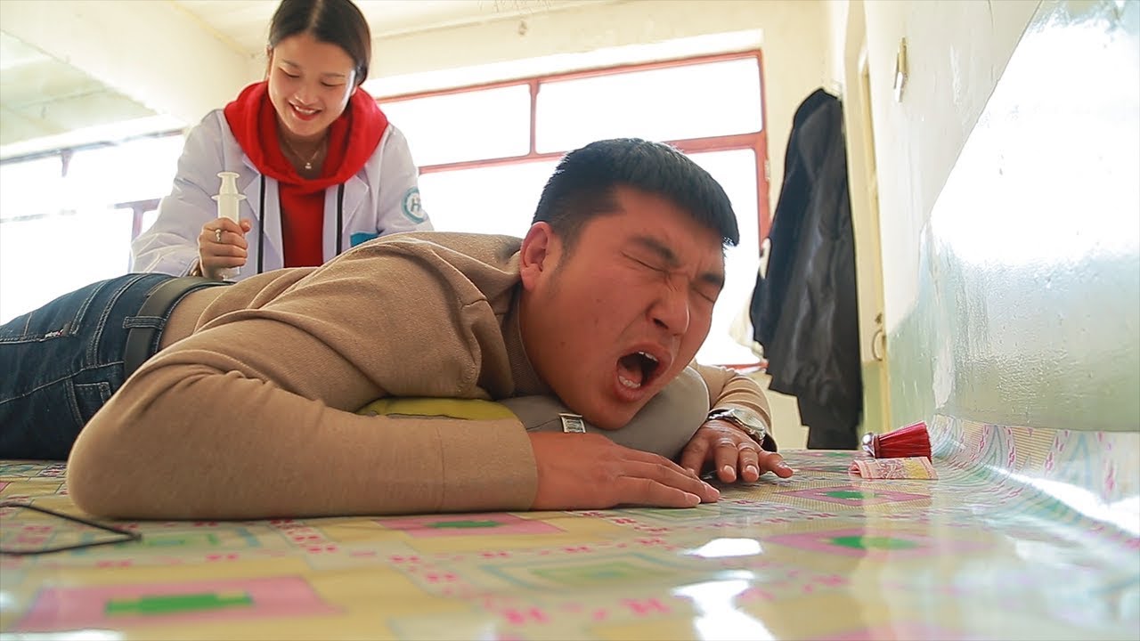 【谷哥喜剧】小伙感冒發燒找小護士上門打針，沒想女護士是實習的，結局小伙很受傷
