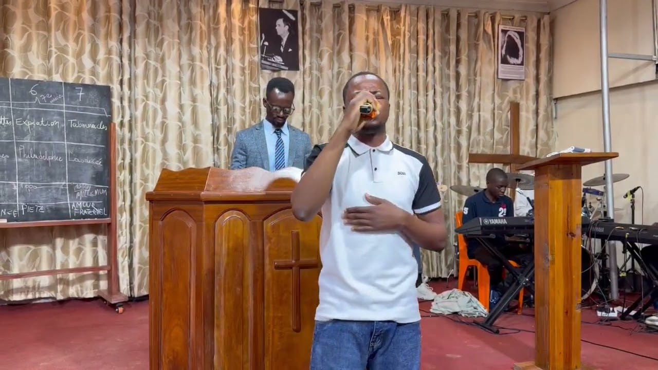 Le frère ardent tshibangu chante la grâce imméritée