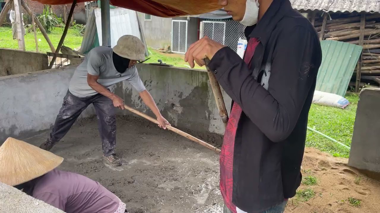 Em Phong Làm Chuồng Heo Với Mẹ 
