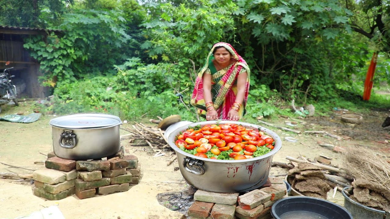 टमाटर बैंगन आलू पालक की सब्जी के साथ मीठी बूंदी पूड़ी और दाल भात मिल जाए तो बच्चें मांग मांग कर खाये