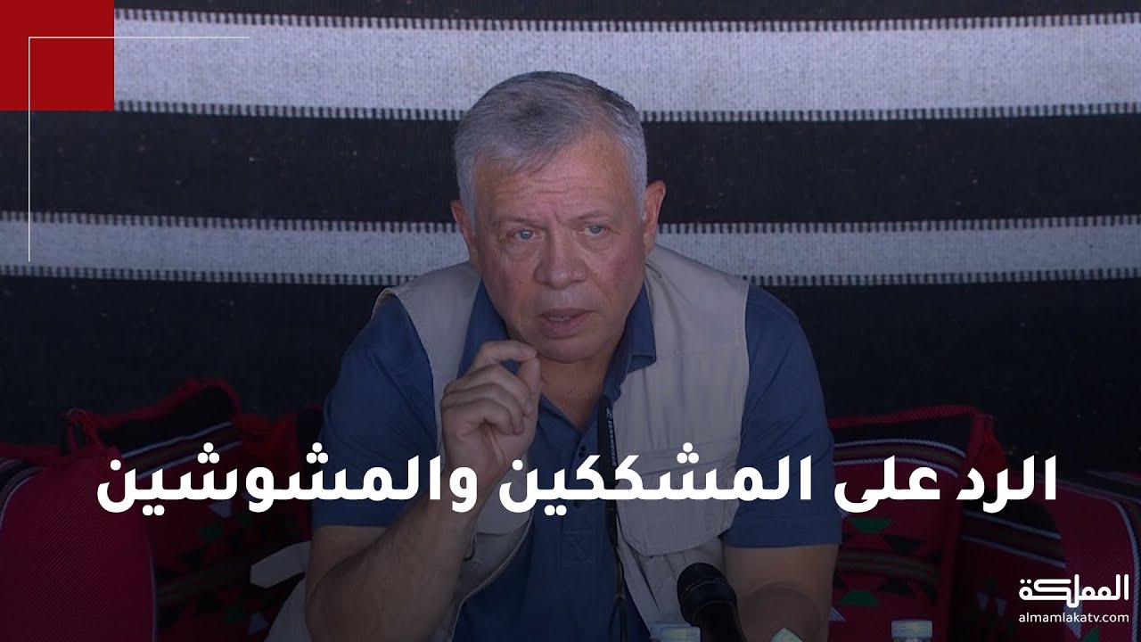 الملك خلال لقائه شيوخا ووجهاء في البادية الشمالية