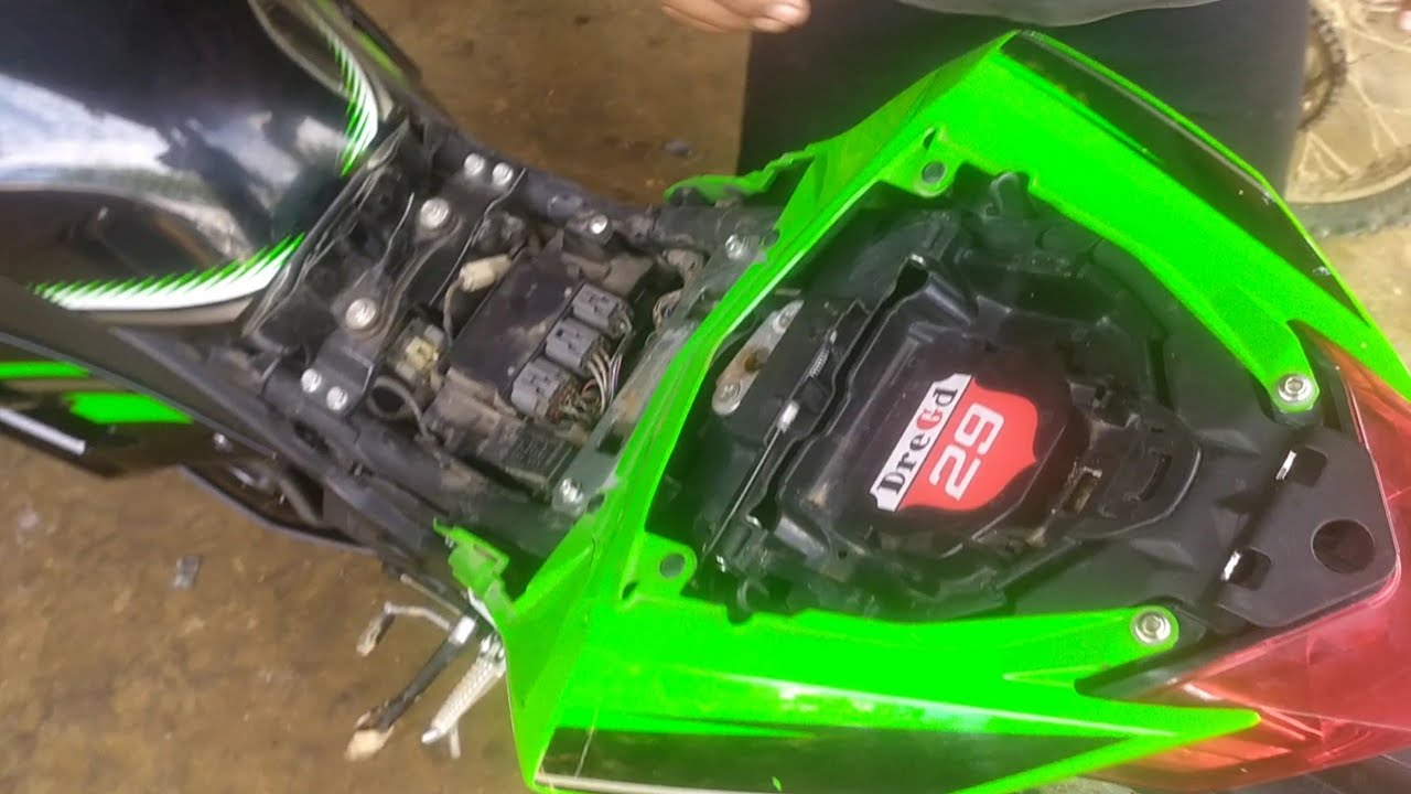 CARA BUKAK JOK DEPAN NINJA 250 FI 2017 & MELEPAS SLEBOR BELAKANG