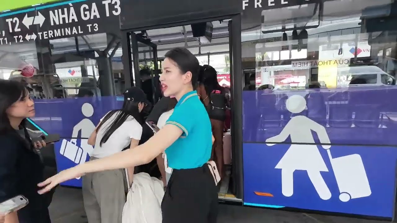CHOÁNG GA MỚI TÂN SƠN NHẤT QUÁ RỘNG. NHIỀU VIỆT KIỀU BAY NỐI CHUYẾN LẠC LỐI, HÀNH TRÌNH GA T1 ĐẾN T3