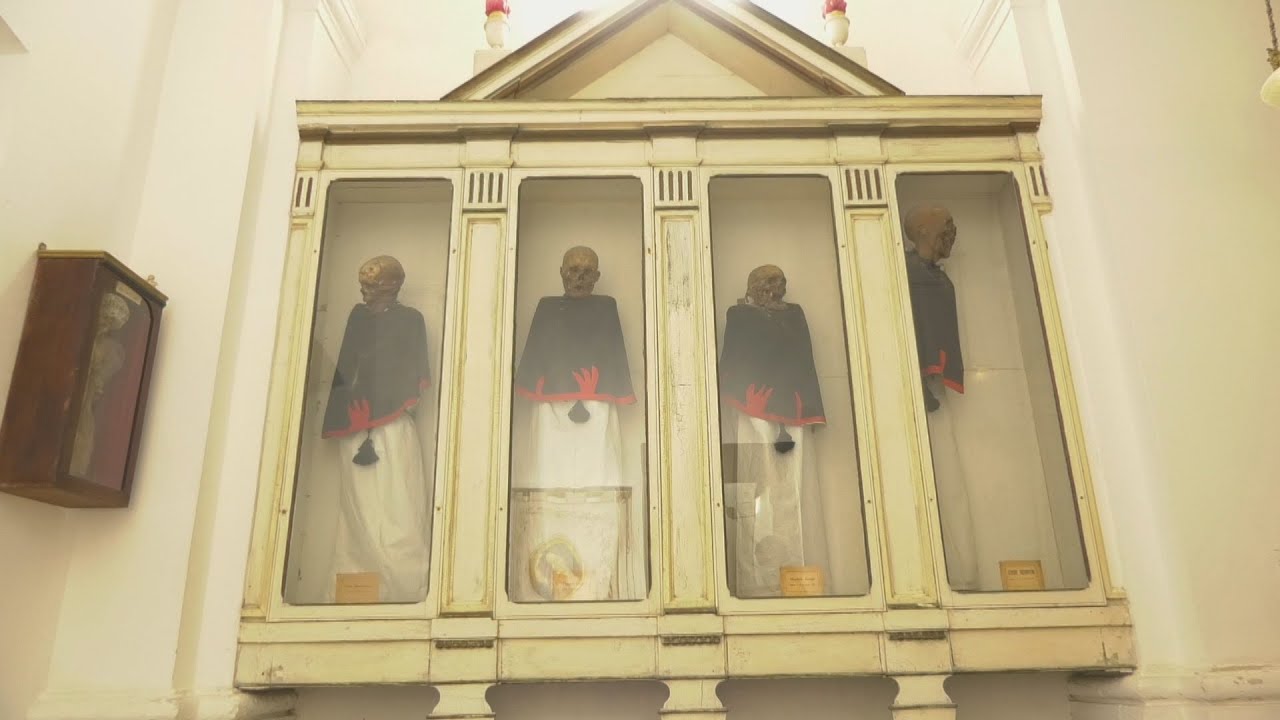 Estos sacerdotes momificados se conservan como homenaje a la muerte en  Monopoli