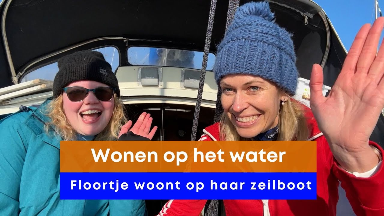 Floortje woont op haar zeilboot samen met haar hondje.