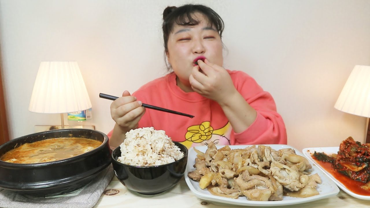 그토록 먹고 싶었던 기사식당 스타일 돼지불백~! 구수한 된장국도 먹고 불고기에 김치랑 한쌈 크게 싸서 와구와구 냠냠! 푸짐한 집밥 먹방!! Bulgogi MUKBANG