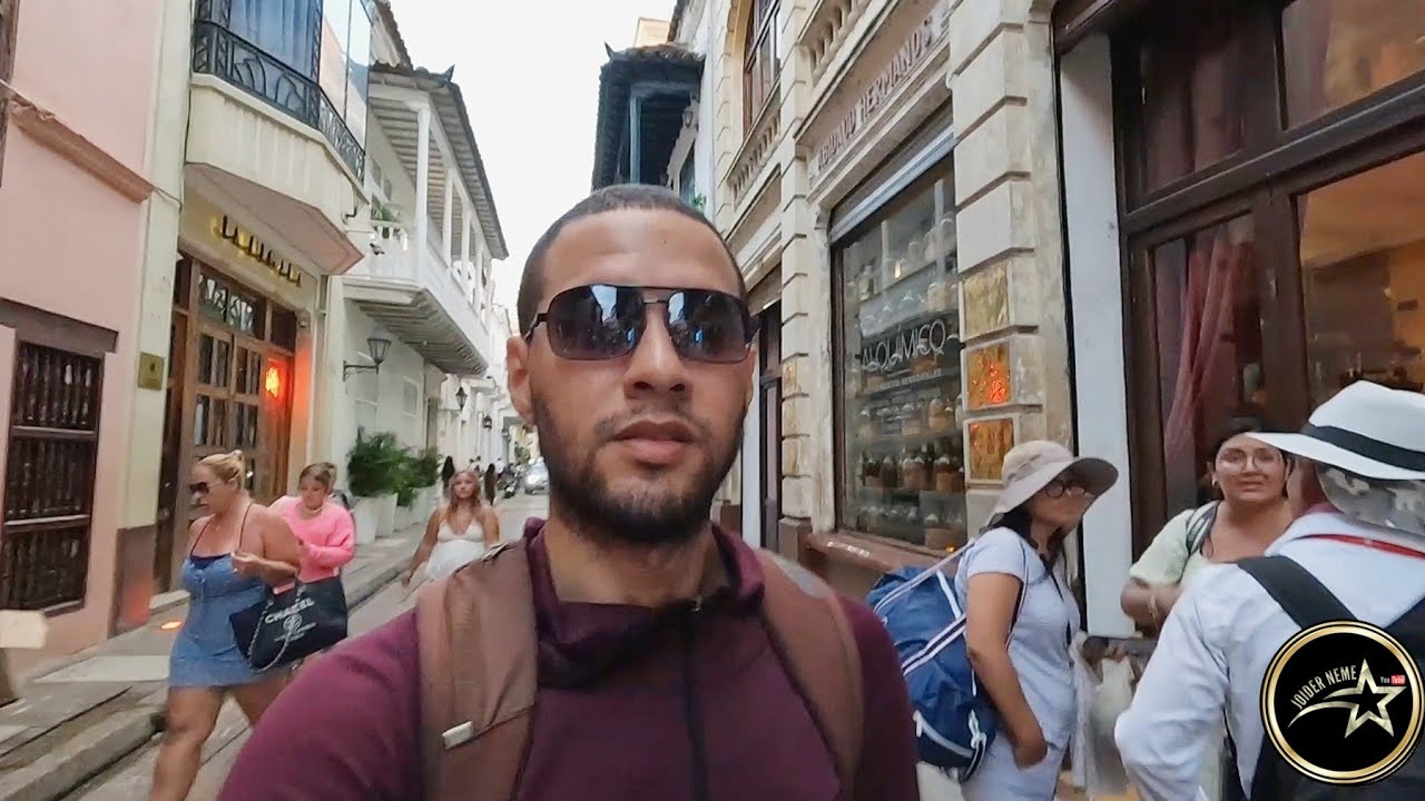 Caminando las calles antiguas en el centro de Cartagena de Indias, Colombia 🇨🇴