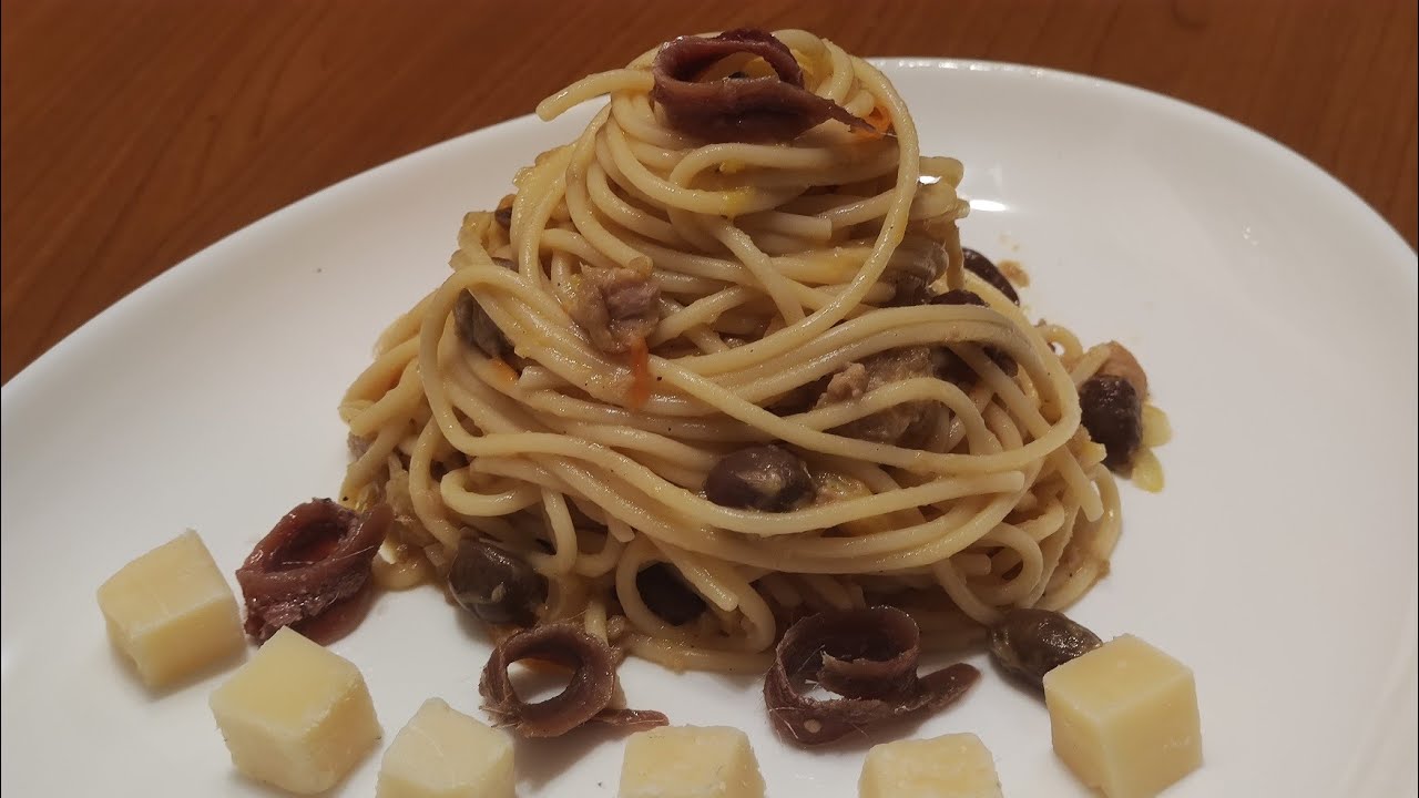 Pasta al Tonno, Acciughe, Olive taggiasche e Datterini gialli | Primo piatto irresistibile