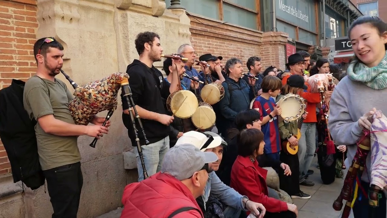 2024 (27/01). FOGUERONS DE SANT ANTONI DE SA POBLA A GRÀCIA. FOLK AL MERCAT DE LA LLIBERTAT.