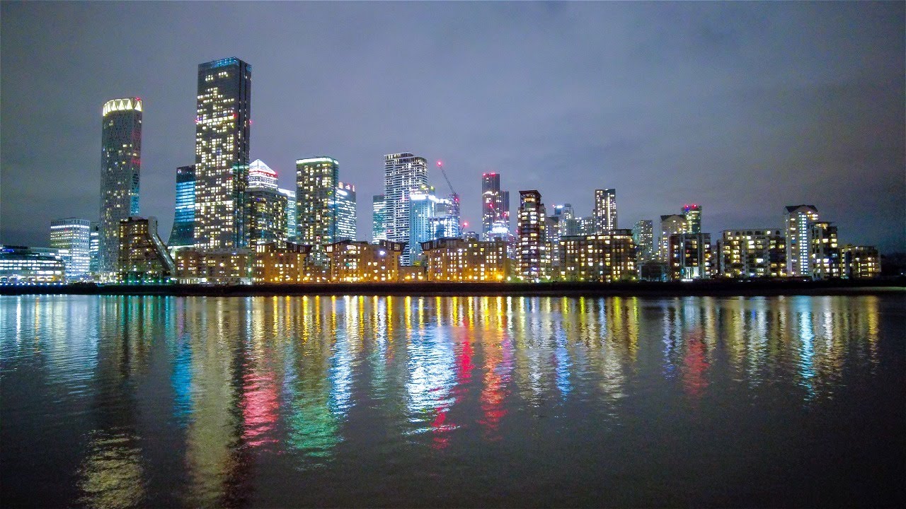 [4K] Quiet London Walk | Surrey Quay at Night | Canary Wharf Skyline | Boat Christmas Lights