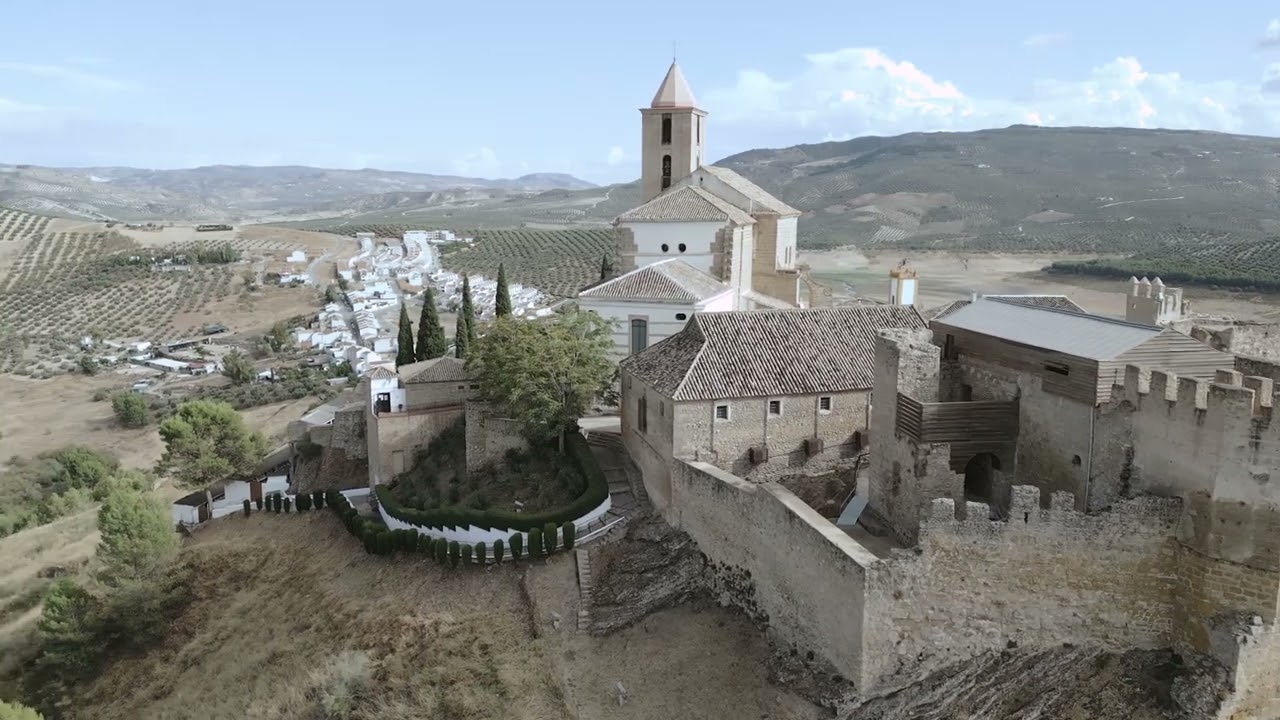 Pantano de Iznájar y la fortaleza vista desde arriba