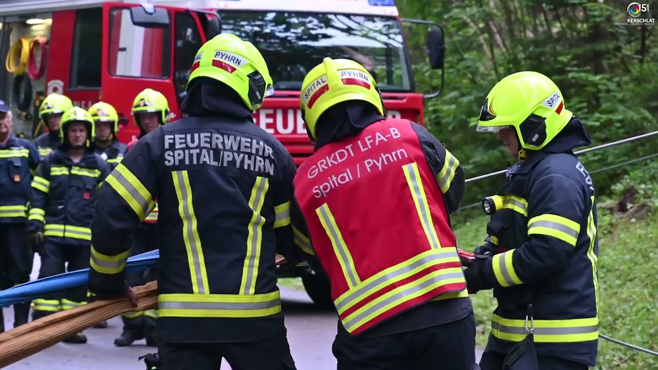 Traktor in Spital am Pyhrn in Waldstück abgestürzt - eine Person verletzt